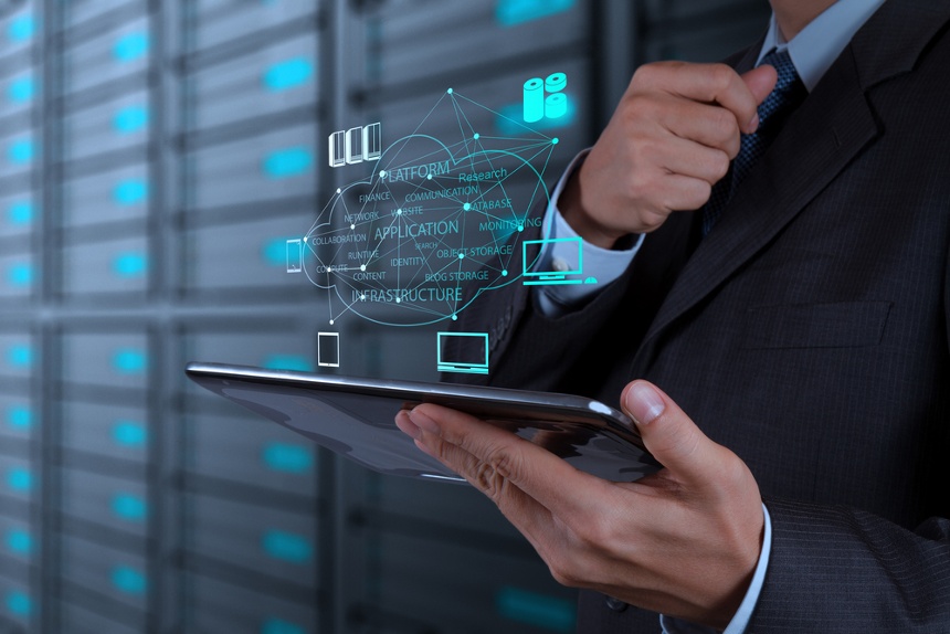Businessman-hand-working-with-a-Cloud-Computing